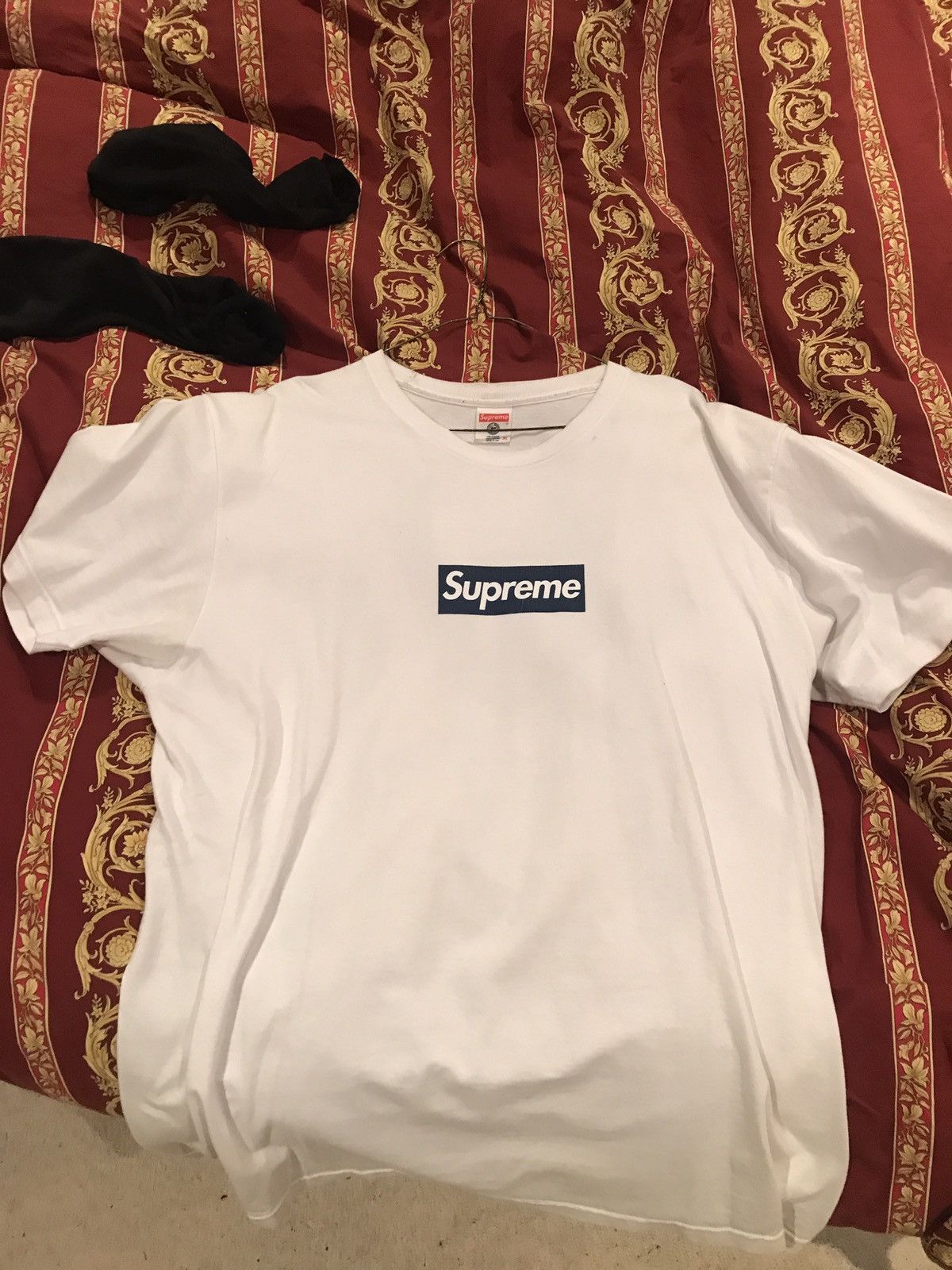 Supreme yankees box outlet logo