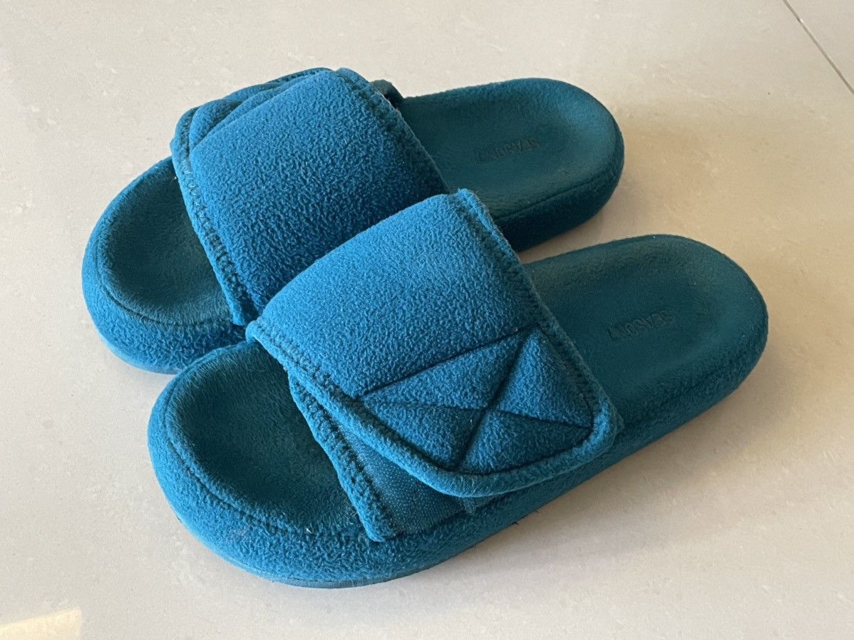 Yeezy season 7 store fleece slide aqua