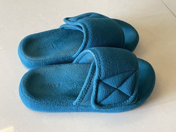 Yeezy fleece slides hot sale