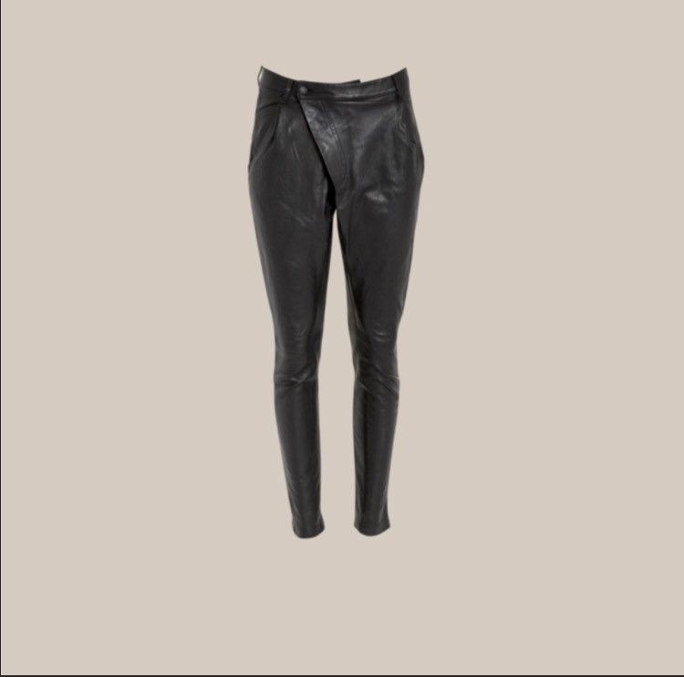 Lamb Leather X-Over pants. 26