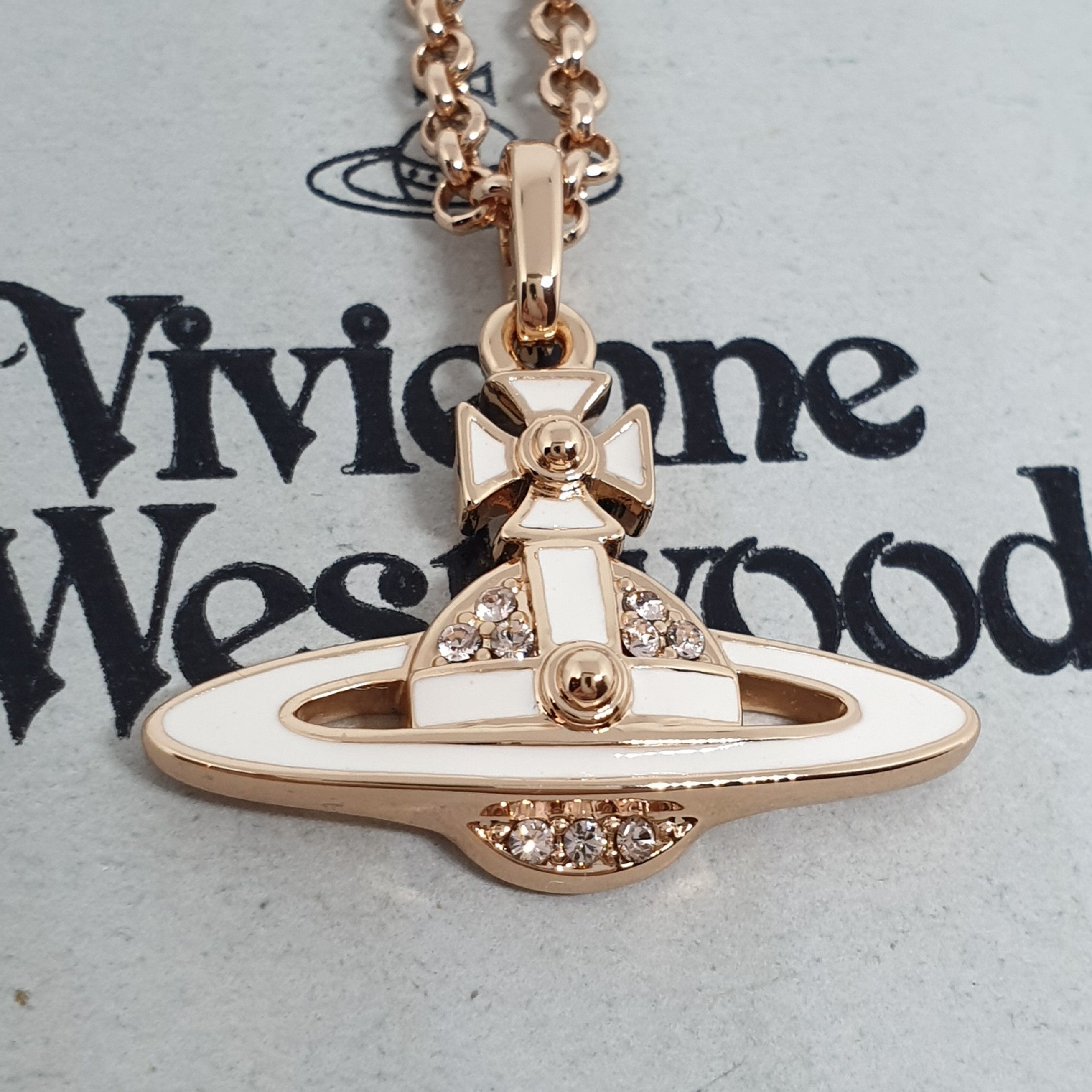 送料込み【VivienneWestwood 】NEIL MINI BAS RELIEF PENDANT Vivienne Westwood - Neil Mini Bas Relief Pendant Gold/ Light