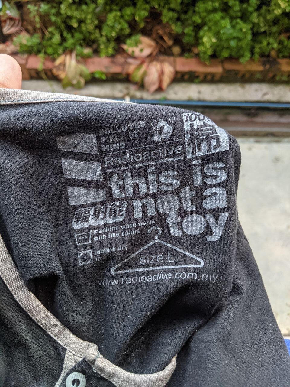 Vintage Vintage Radioactive Japanese Brand Streetwear Plain Tees Size US L / EU 52-54 / 3 - 8 Thumbnail