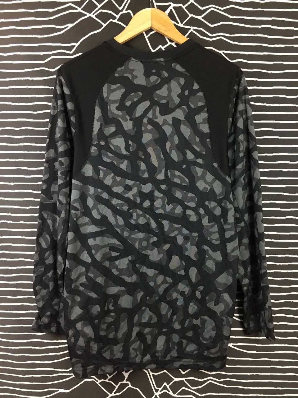 Jordan Brand Nike Air Jordan Camo Design Longsleeve Tee Size US XL / EU 56 / 4 - 8 Thumbnail