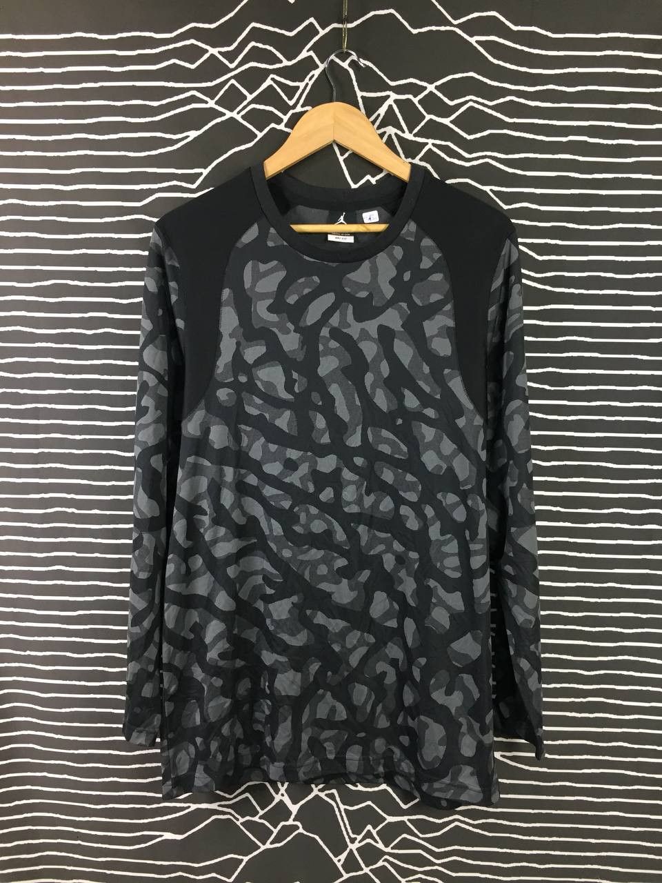 Jordan Brand Nike Air Jordan Camo Design Longsleeve Tee Size US XL / EU 56 / 4 - 1 Thumbnail