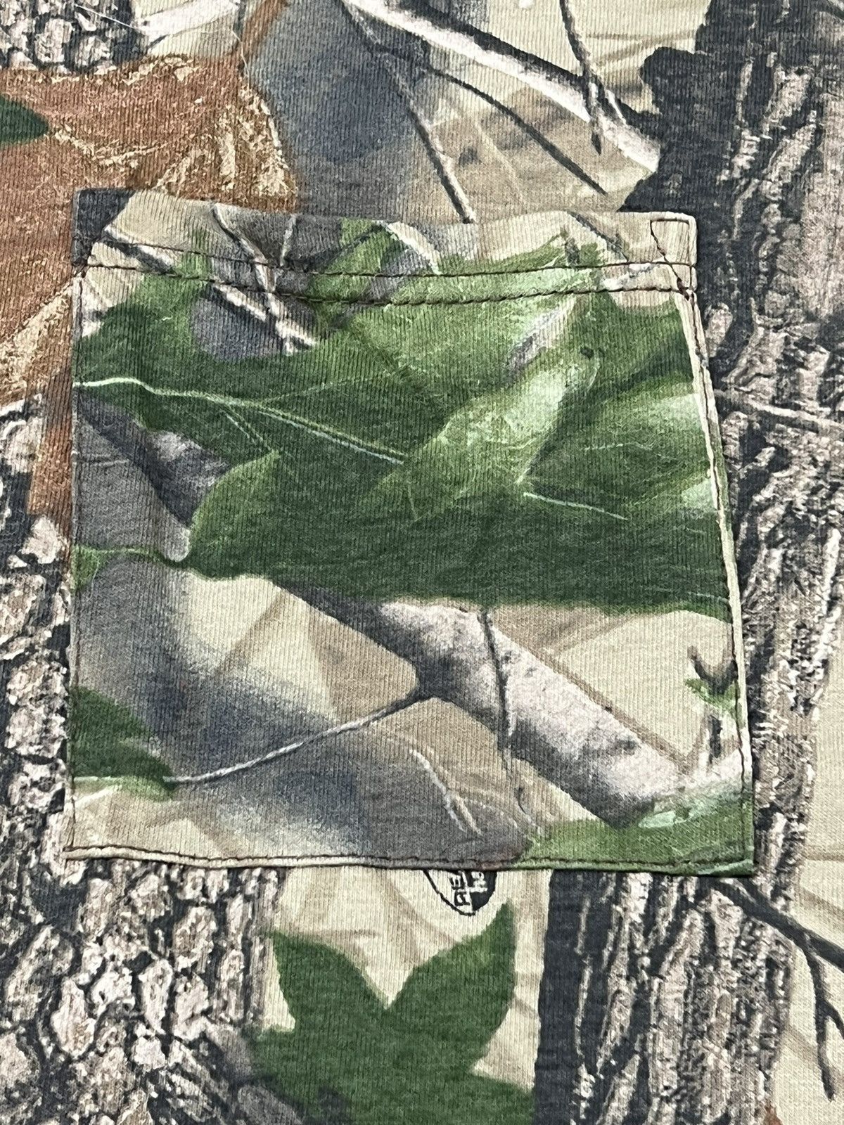 Liberty Vintage 90s Liberty Realtree Hardwoods Camo L/S Pocket Tee Size US XXL / EU 58 / 5 - 3 Thumbnail