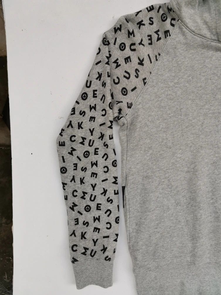 Japanese Brand × Mickey Mouse × Uniqlo Rare!!! UT Uniqlo Mickey Mouse Hoodie Sweatshirt Size US L / EU 52-54 / 3 - 3 Thumbnail