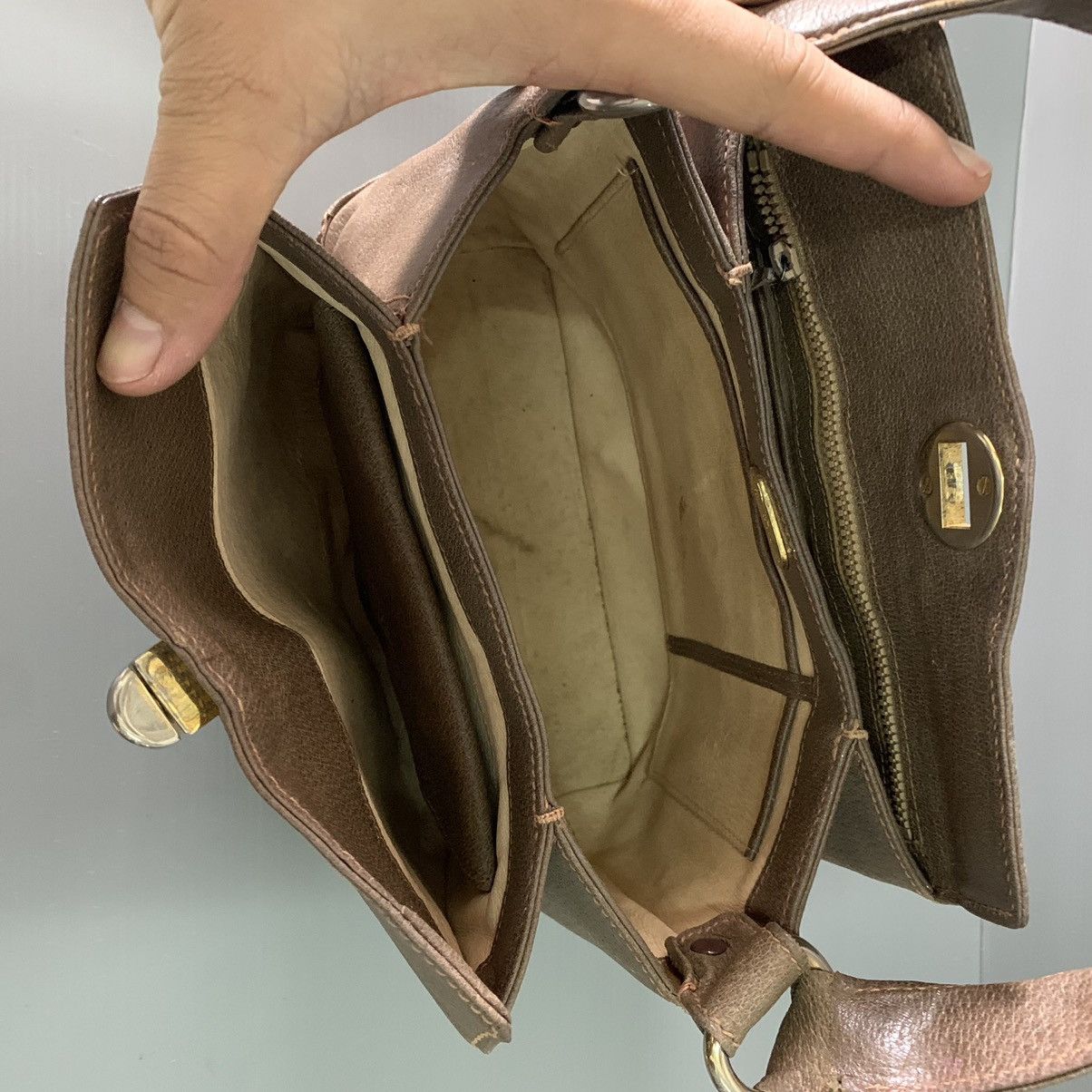 Gucci Authentic Gucci Vintage Leather Handbag Size ONE SIZE - 13 Thumbnail