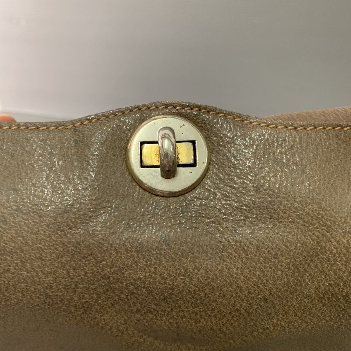 Gucci Authentic Gucci Vintage Leather Handbag Size ONE SIZE - 7 Thumbnail