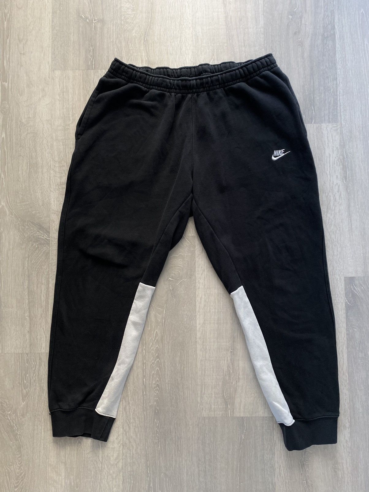Nike Nike vintage black sweat pants small swoosh Size US 36 / EU 52 - 1 Thumbnail