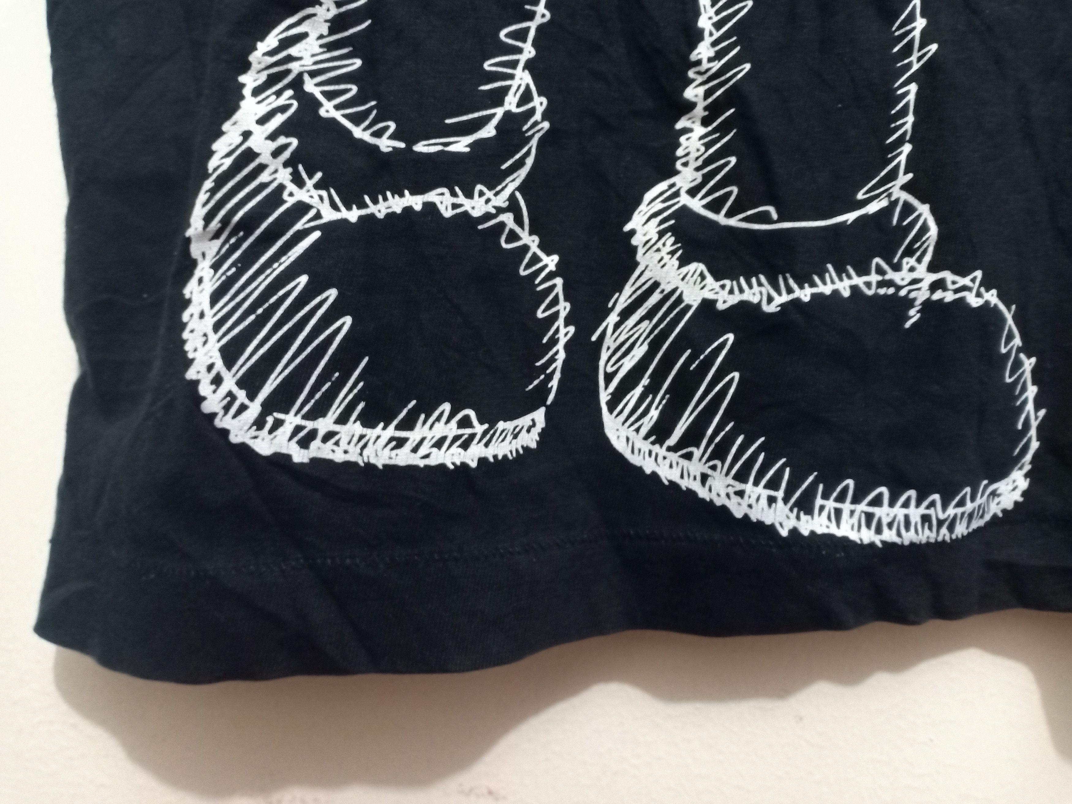 Kaws × Uniqlo Kaws x Uniqlo t shirt L size Size US L / EU 52-54 / 3 - 6 Thumbnail