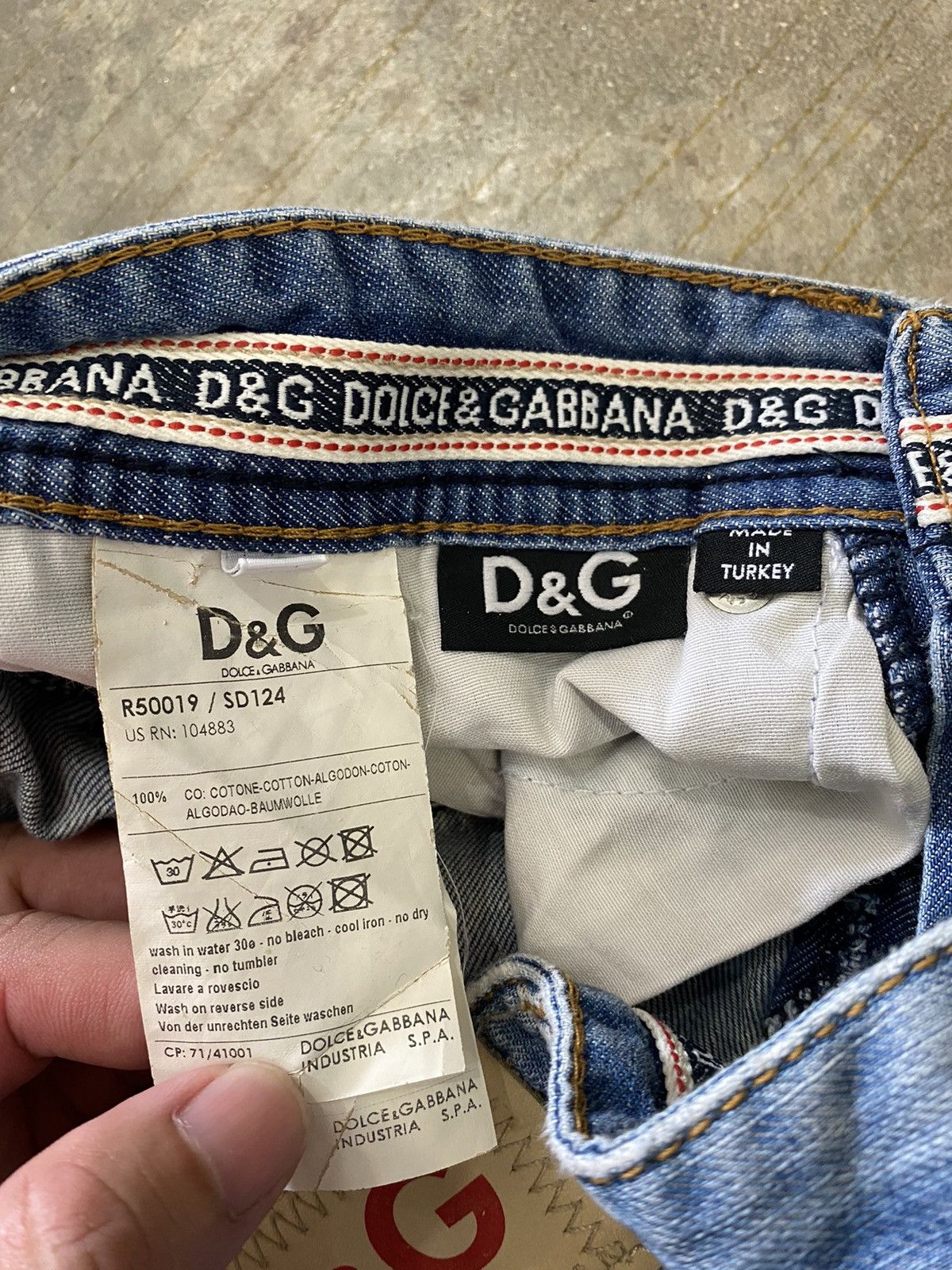 Dolce & Gabbana Dolce & Gabbana light wash denim Size US 30 / EU 46 - 13 Thumbnail