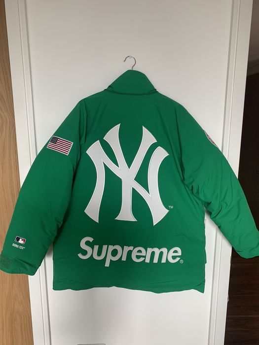 Supreme New York Yankees GORE-TEX 700 Fill Down Jacket FW 21 - Large