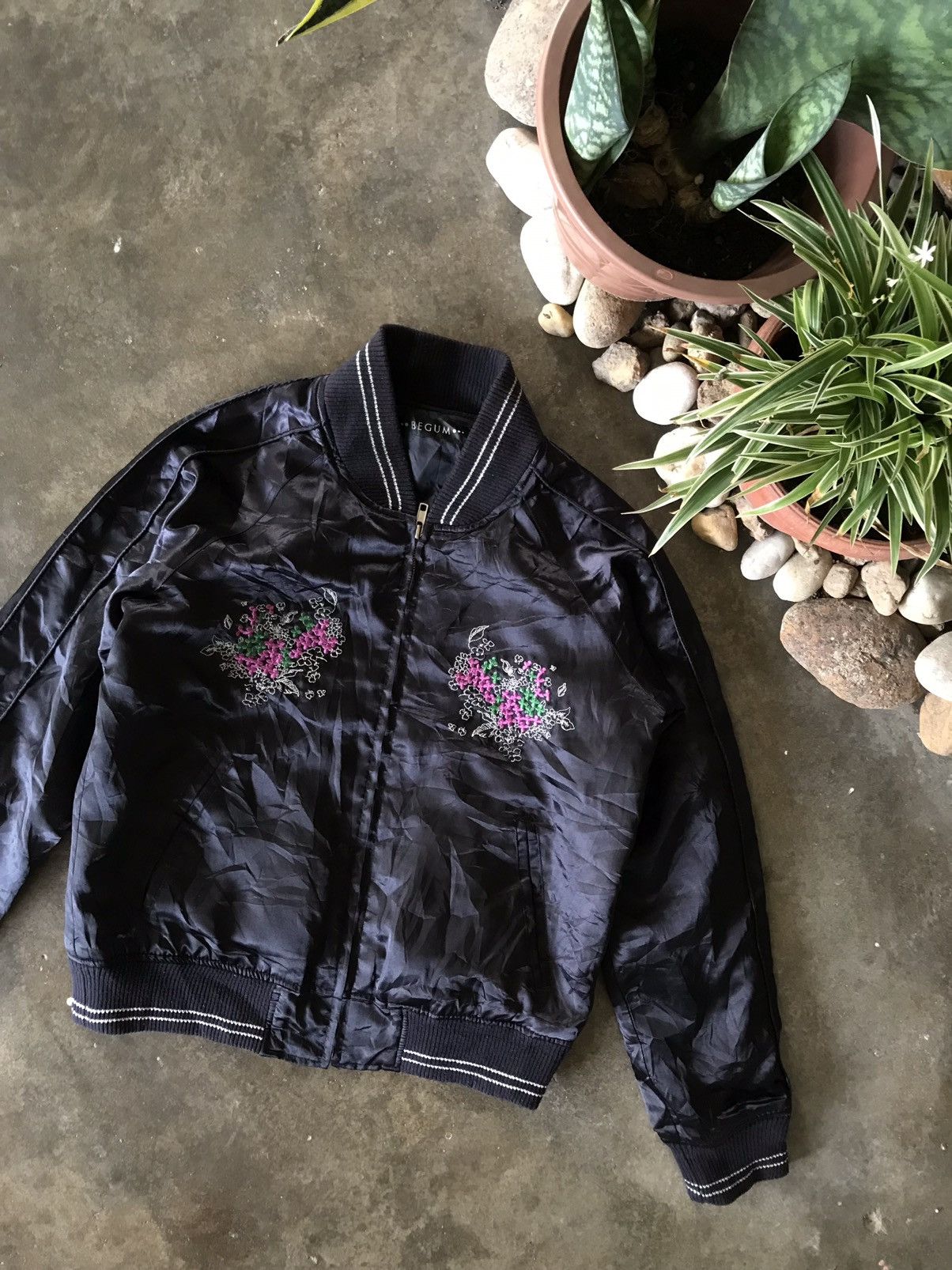 Japanese Brand × Vintage VTG JAPAN Sukajan Souvenir Embroidery Black Flower Jacket Size US S / EU 44-46 / 1 - 1 Thumbnail