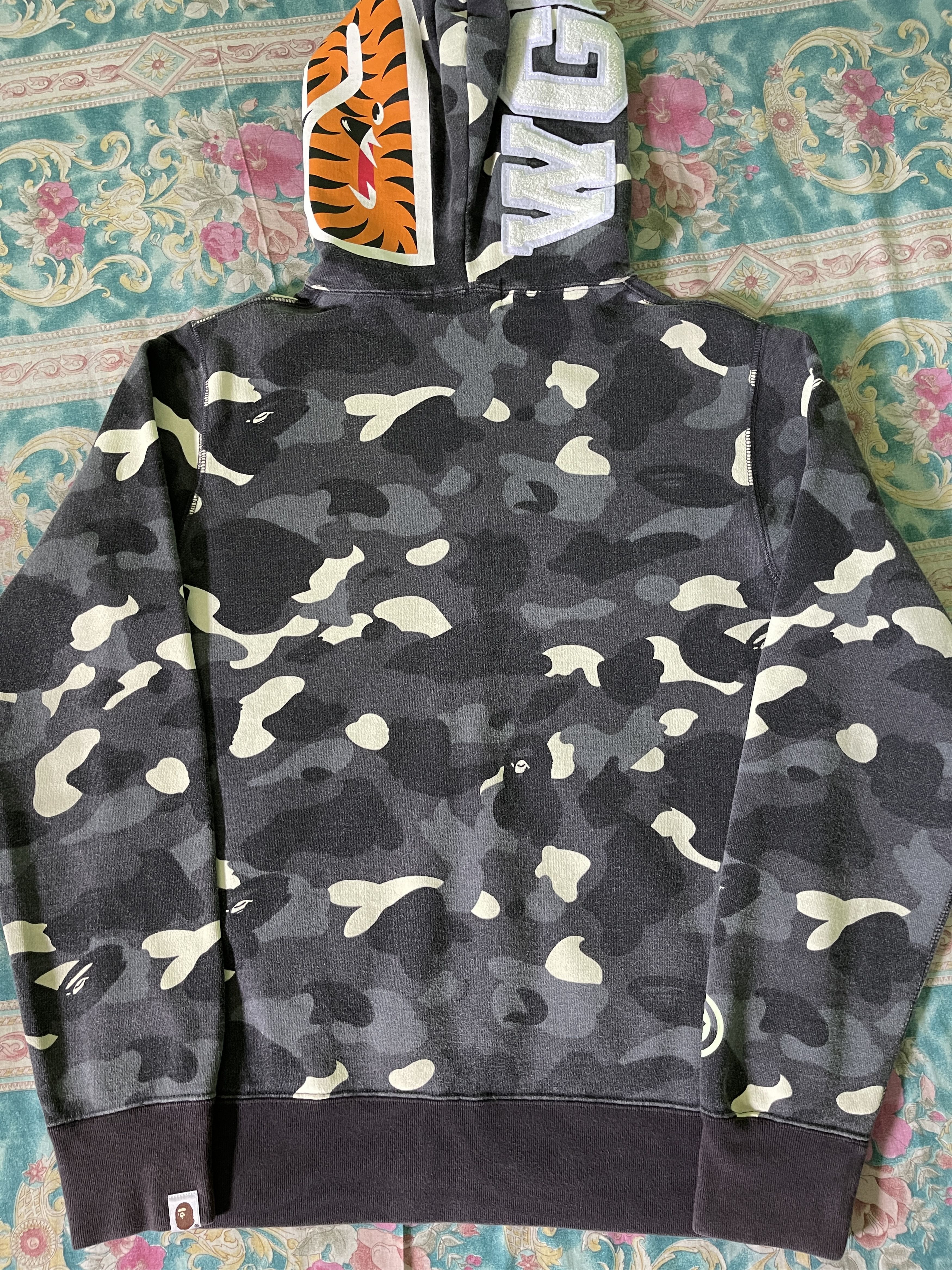 Bape Hoodie Bape shark Black City Camo GITD Size US M / EU 48-50 / 2 - 5 Thumbnail