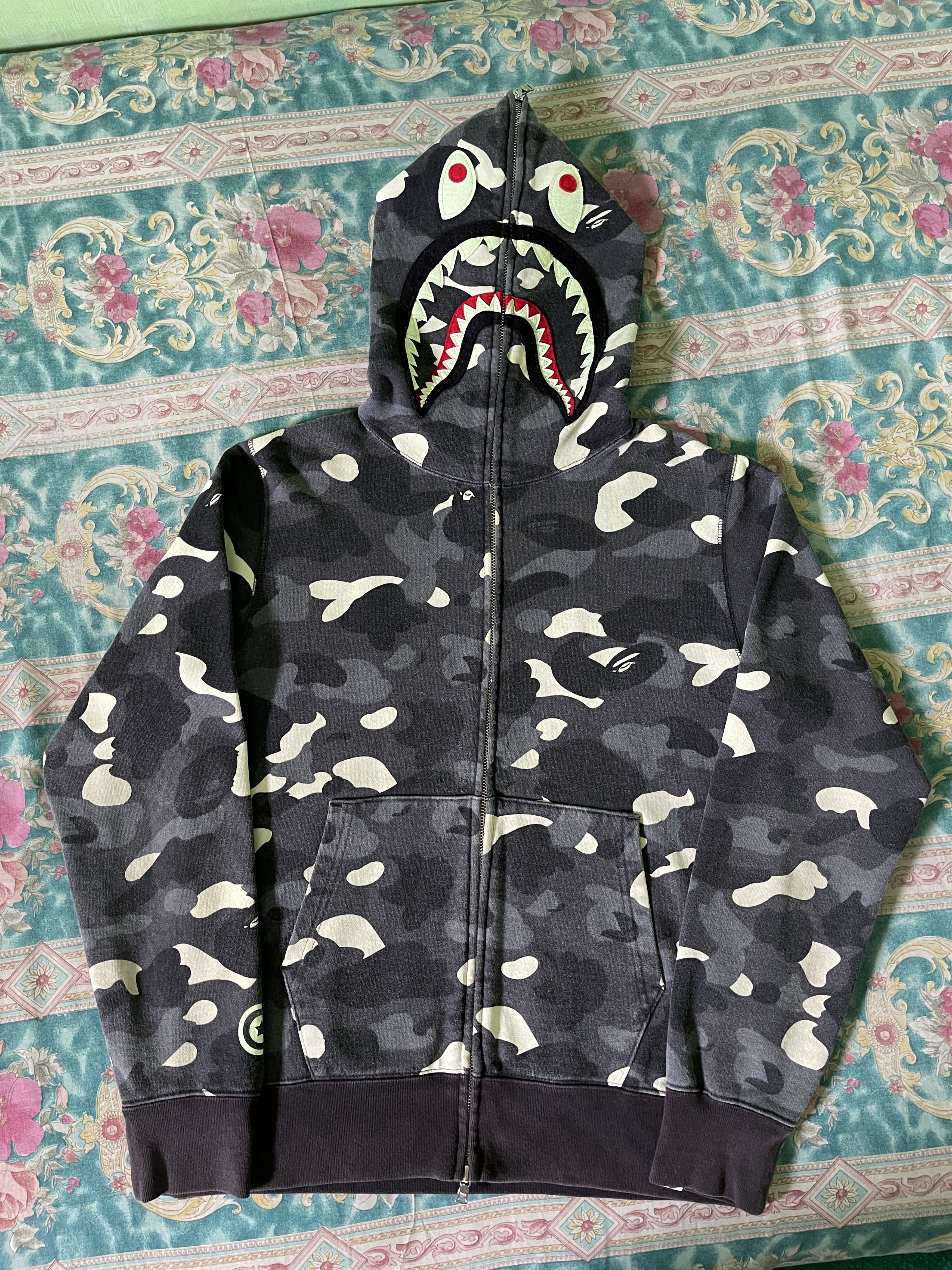 Bape Hoodie Bape shark Black City Camo GITD Size US M / EU 48-50 / 2 - 1 Thumbnail