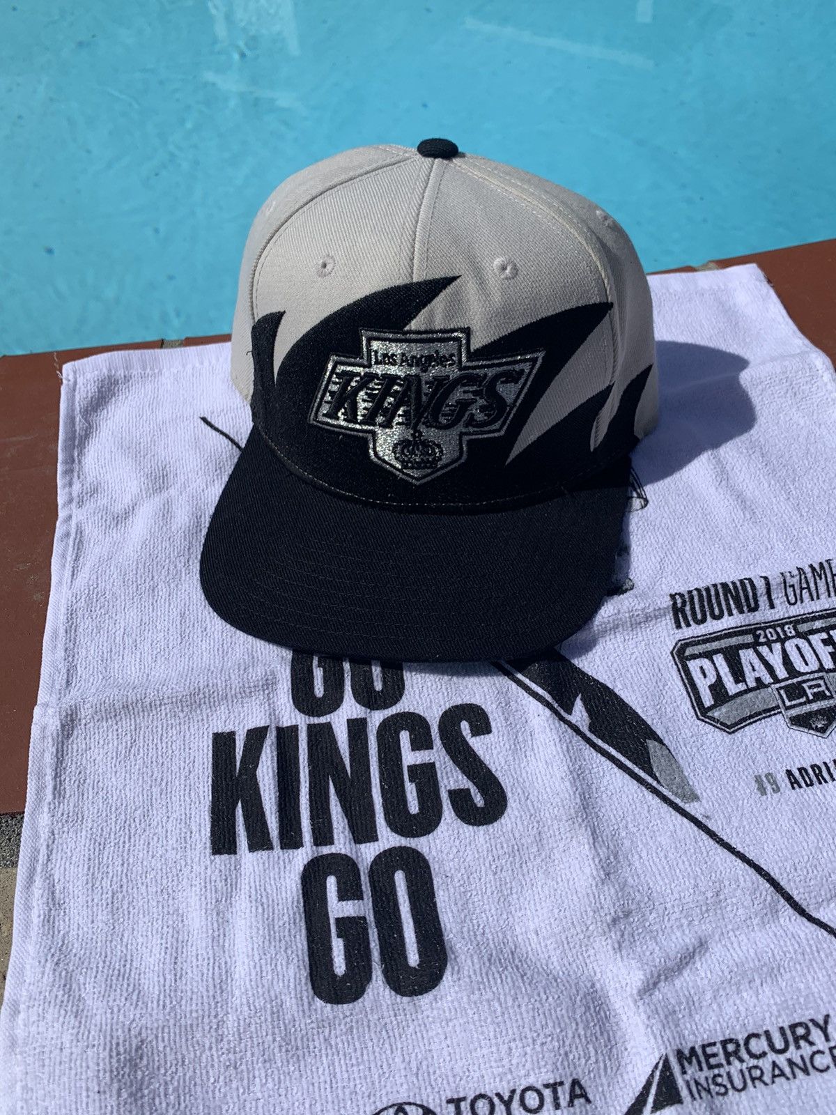 Los Angeles Kings Snapback Mitchell & Ness Sharktooth Cap Hat White Bl –  THE 4TH QUARTER