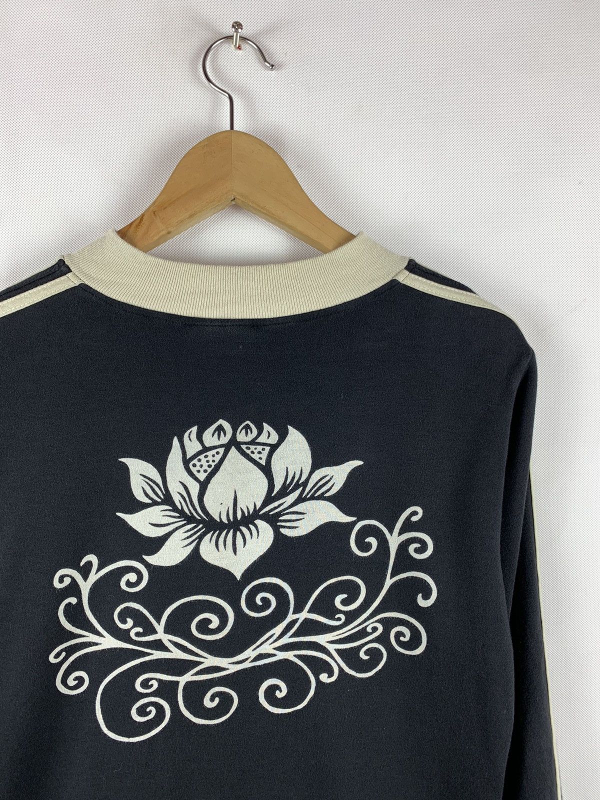 Japanese Brand Rare!!! Ice Blue Tattoo Lotus Flower Sweater Size US S / EU 44-46 / 1 - 3 Thumbnail