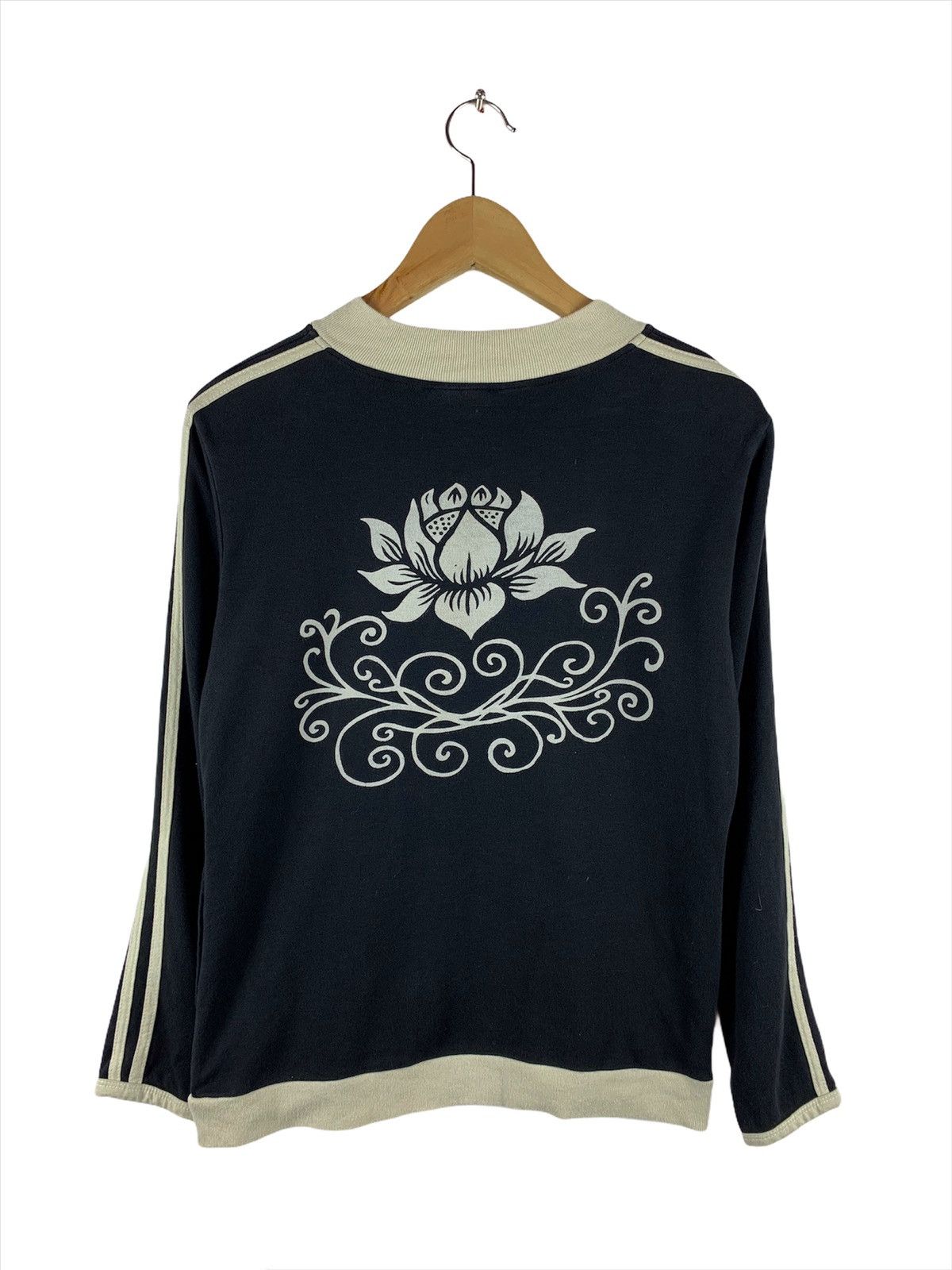Japanese Brand Rare!!! Ice Blue Tattoo Lotus Flower Sweater Size US S / EU 44-46 / 1 - 1 Thumbnail