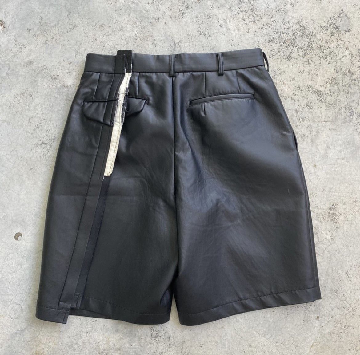 Comme des Garcons Comme des Garcons Faux Leather Deconstructed Wide Shorts Size US 29 - 1 Thumbnail
