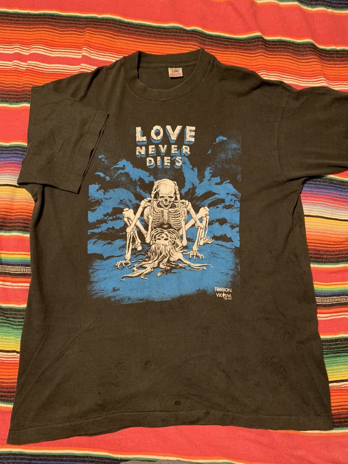 FASHON VICTIM LOVE NEVER DIES Tシャツ　90s ビンテージ90's○FASHION VICTIM LOVE NEVER DIESスカルプリント