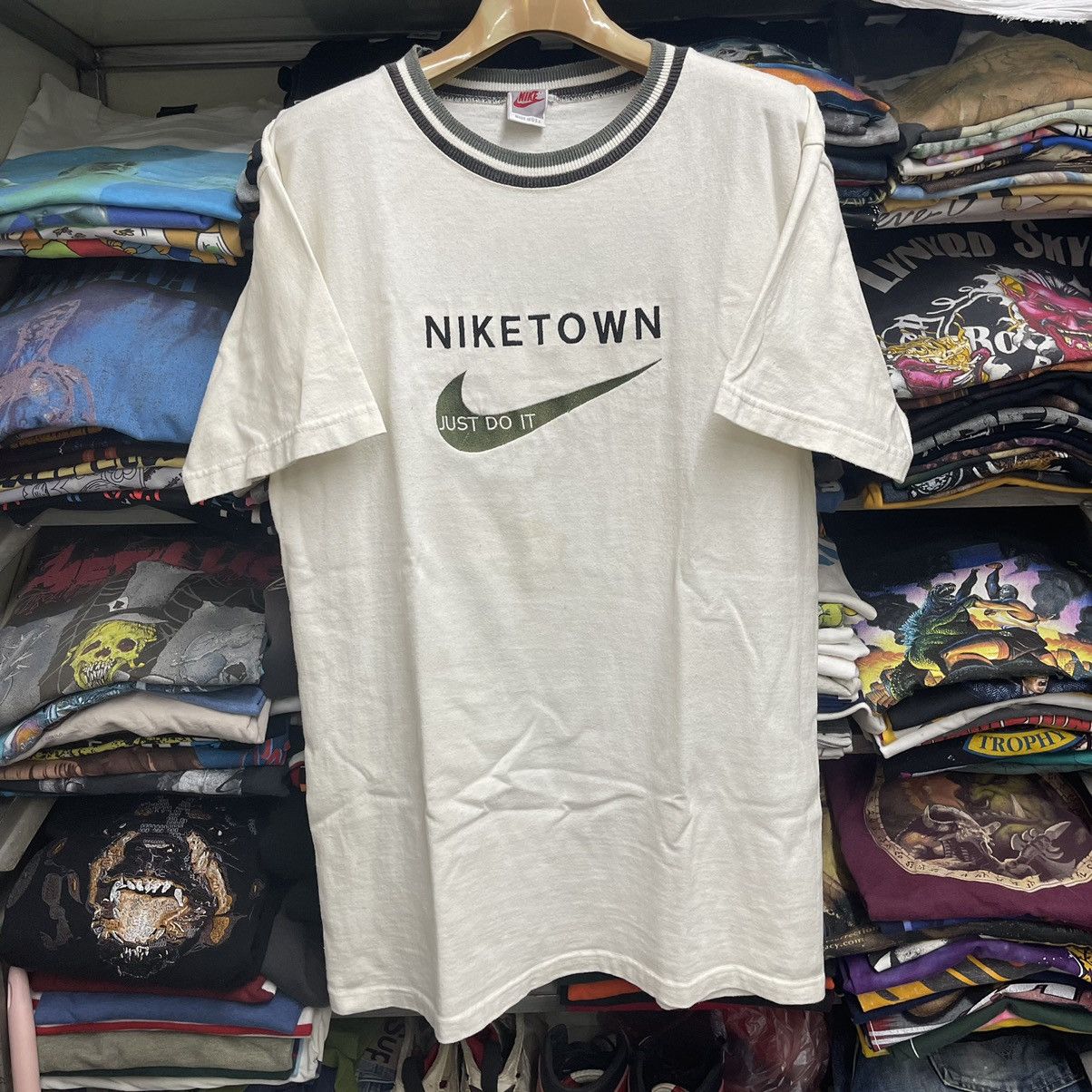 Nike Vintage 90’s NIKE TOWN Just do it USA Rare!! T-Shirt Size US L / EU 52-54 / 3 - 2 Thumbnail