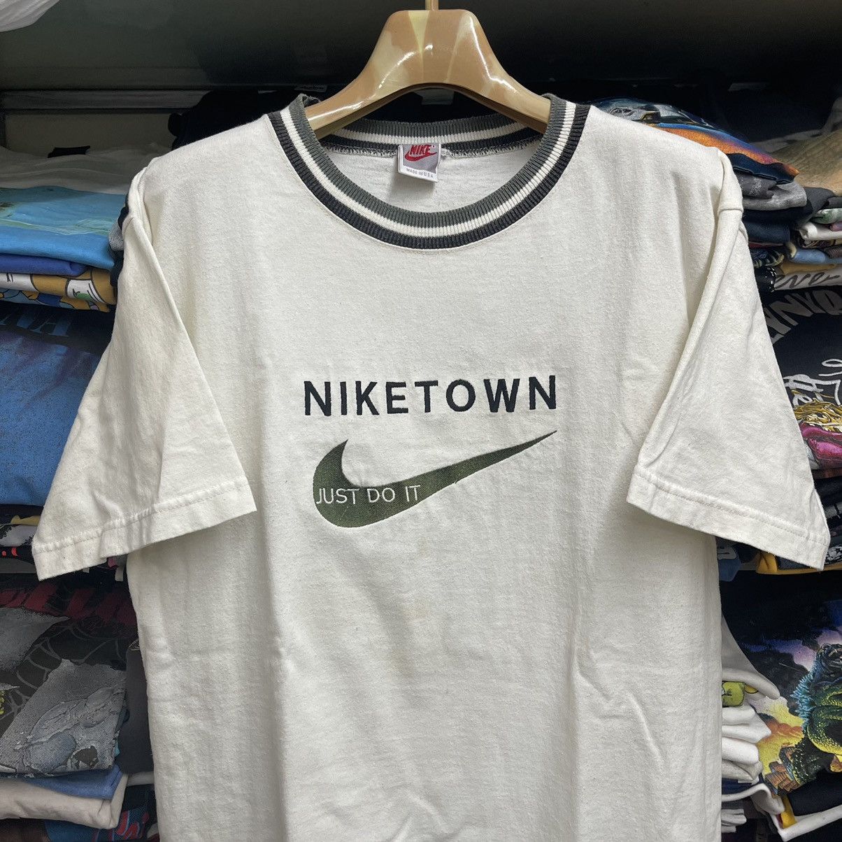 Nike Vintage 90’s NIKE TOWN Just do it USA Rare!! T-Shirt Size US L / EU 52-54 / 3 - 3 Thumbnail