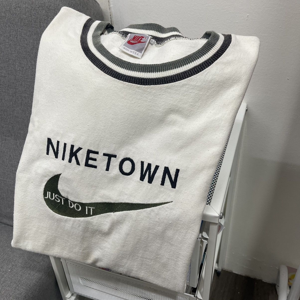 Nike Vintage 90’s NIKE TOWN Just do it USA Rare!! T-Shirt Size US L / EU 52-54 / 3 - 1 Thumbnail