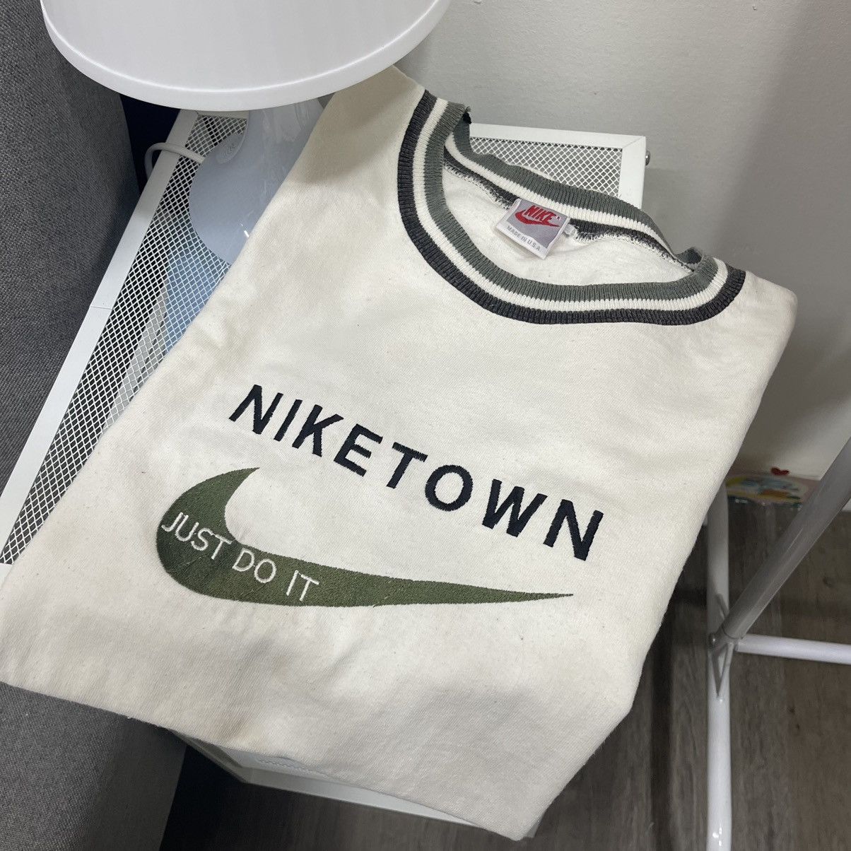 Nike Vintage 90’s NIKE TOWN Just do it USA Rare!! T-Shirt Size US L / EU 52-54 / 3 - 7 Thumbnail