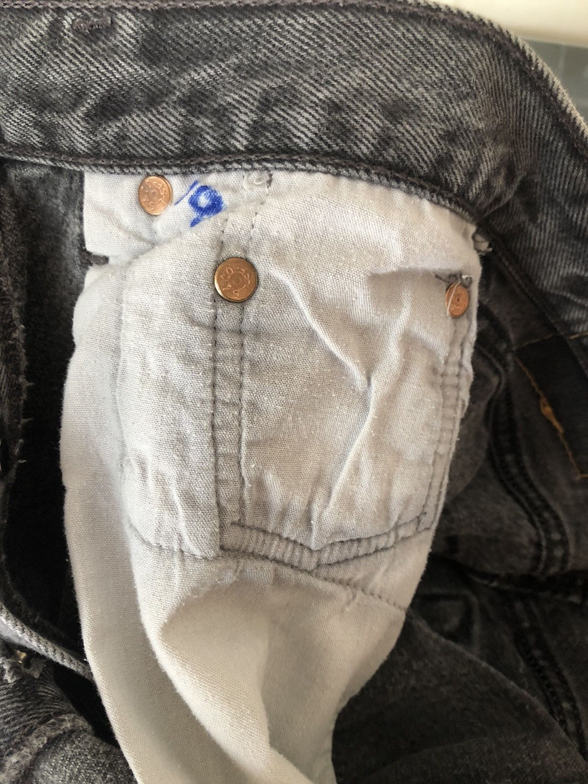Levi's × Vintage Vintage 90s Levi’s 501 Jeans Faded Black Denim Size US 27 - 19 Thumbnail