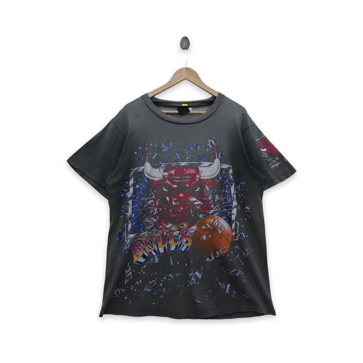 NBA Rare!! Vintage Chicago Bulls NBA tee Size US L / EU 52-54 / 3 - 1 Thumbnail