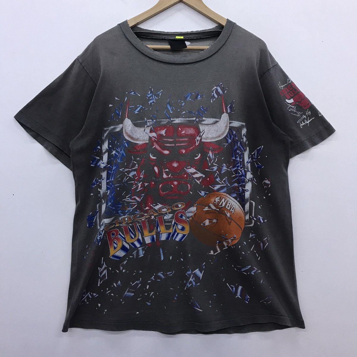 NBA Rare!! Vintage Chicago Bulls NBA tee Size US L / EU 52-54 / 3 - 2 Thumbnail