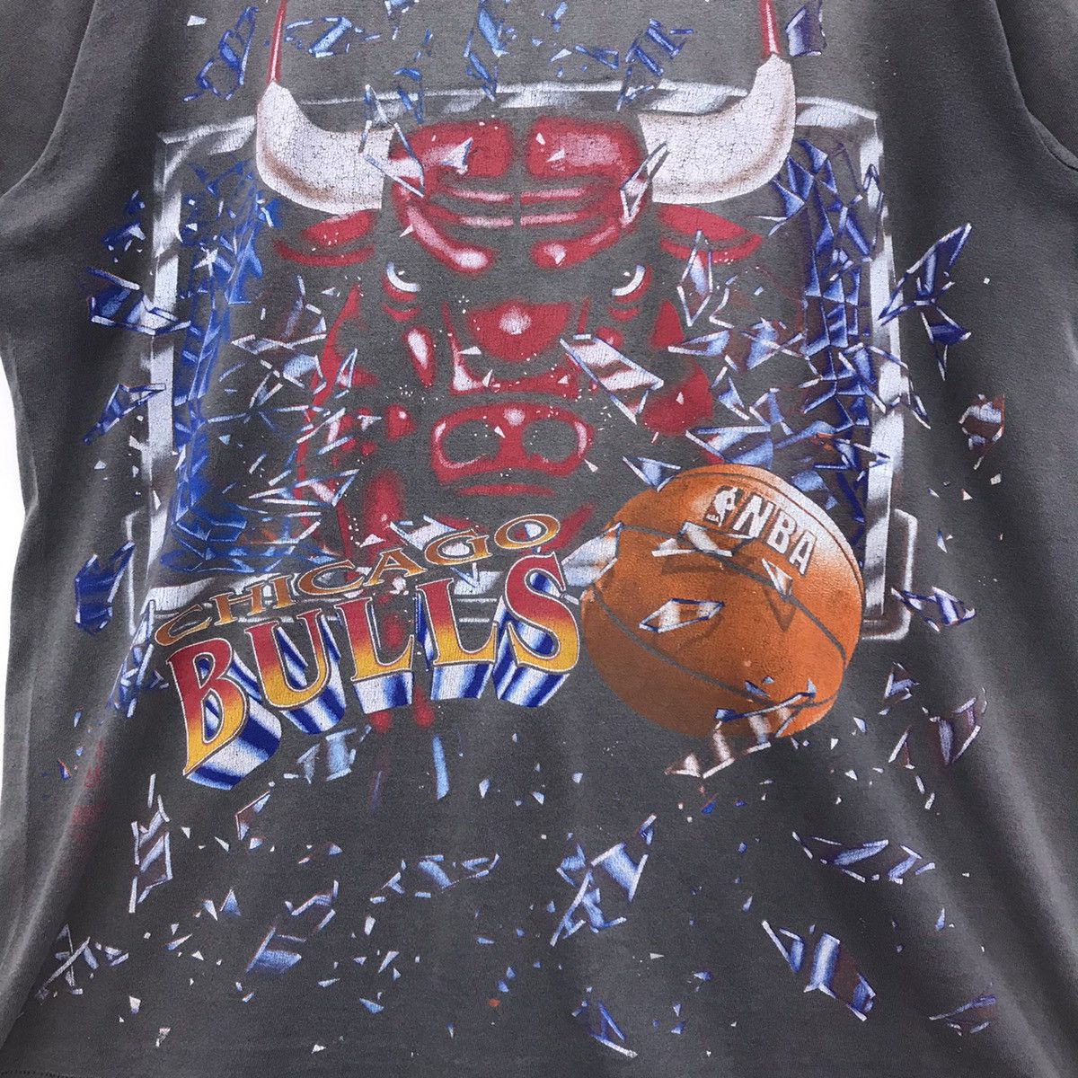 NBA Rare!! Vintage Chicago Bulls NBA tee Size US L / EU 52-54 / 3 - 3 Thumbnail