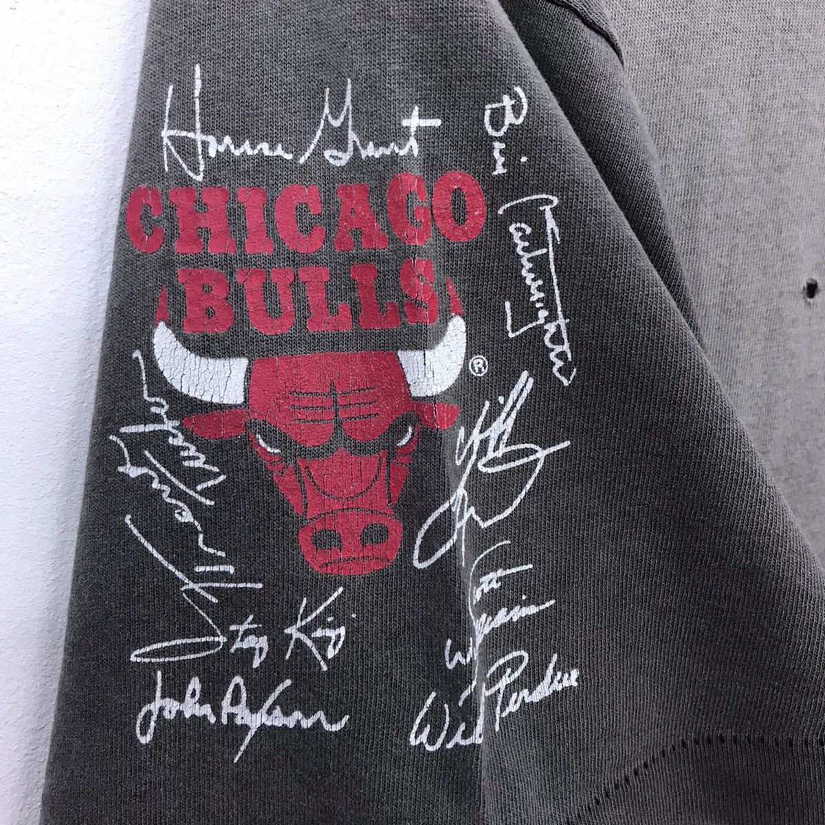 NBA Rare!! Vintage Chicago Bulls NBA tee Size US L / EU 52-54 / 3 - 18 Thumbnail