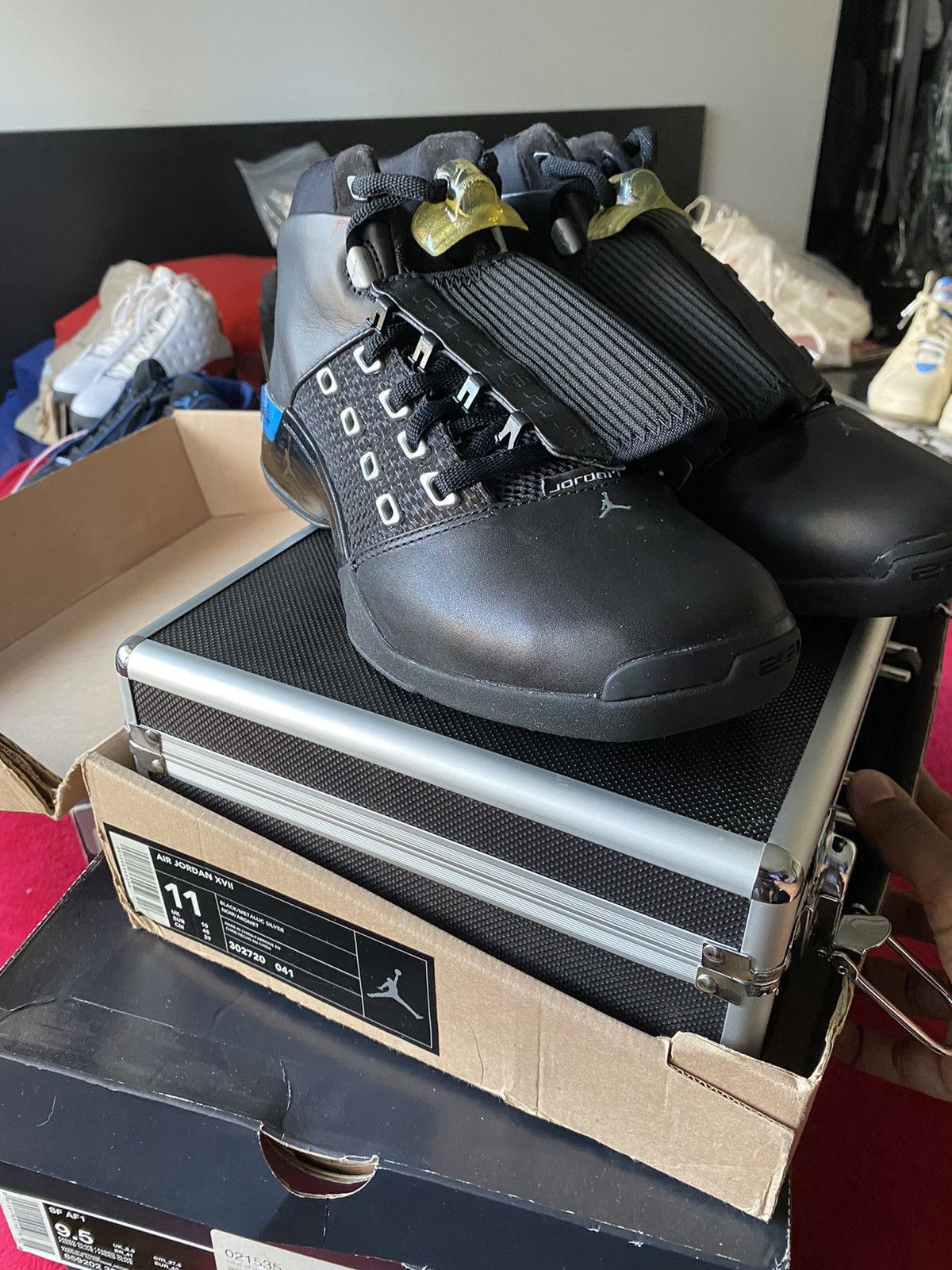 Jordan Brand × Nike Air Jordan 17 Black Metallic Silver 2002 Size US 11 / EU 44 - 2 Thumbnail