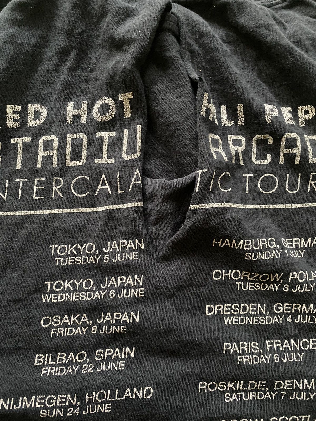 Band Tees Vintage RED HOT CHILI PEPPERS Thrashed Distressed Size US M / EU 48-50 / 2 - 7 Thumbnail