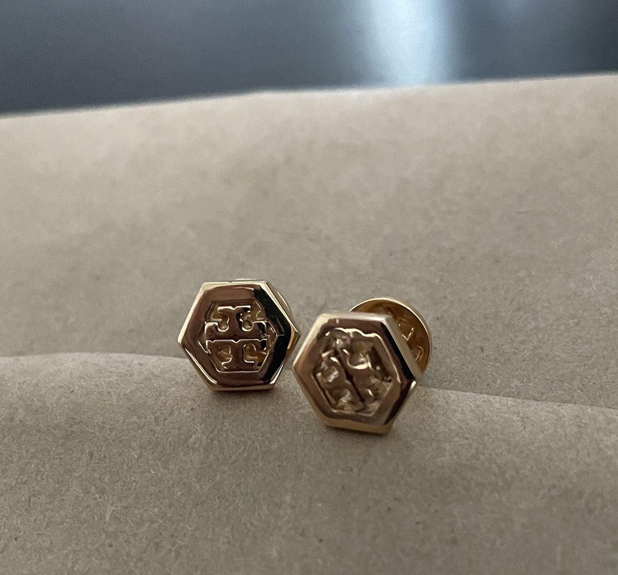 Tory Burch Hex Logo Earrings 2025 | www.urbag.ws