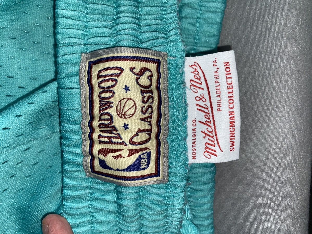 Mitchell & Ness × NBA Mitchell & Ness Hardwood Classic Grizzlies Shorts Size US 32 / EU 48 - 3 Thumbnail