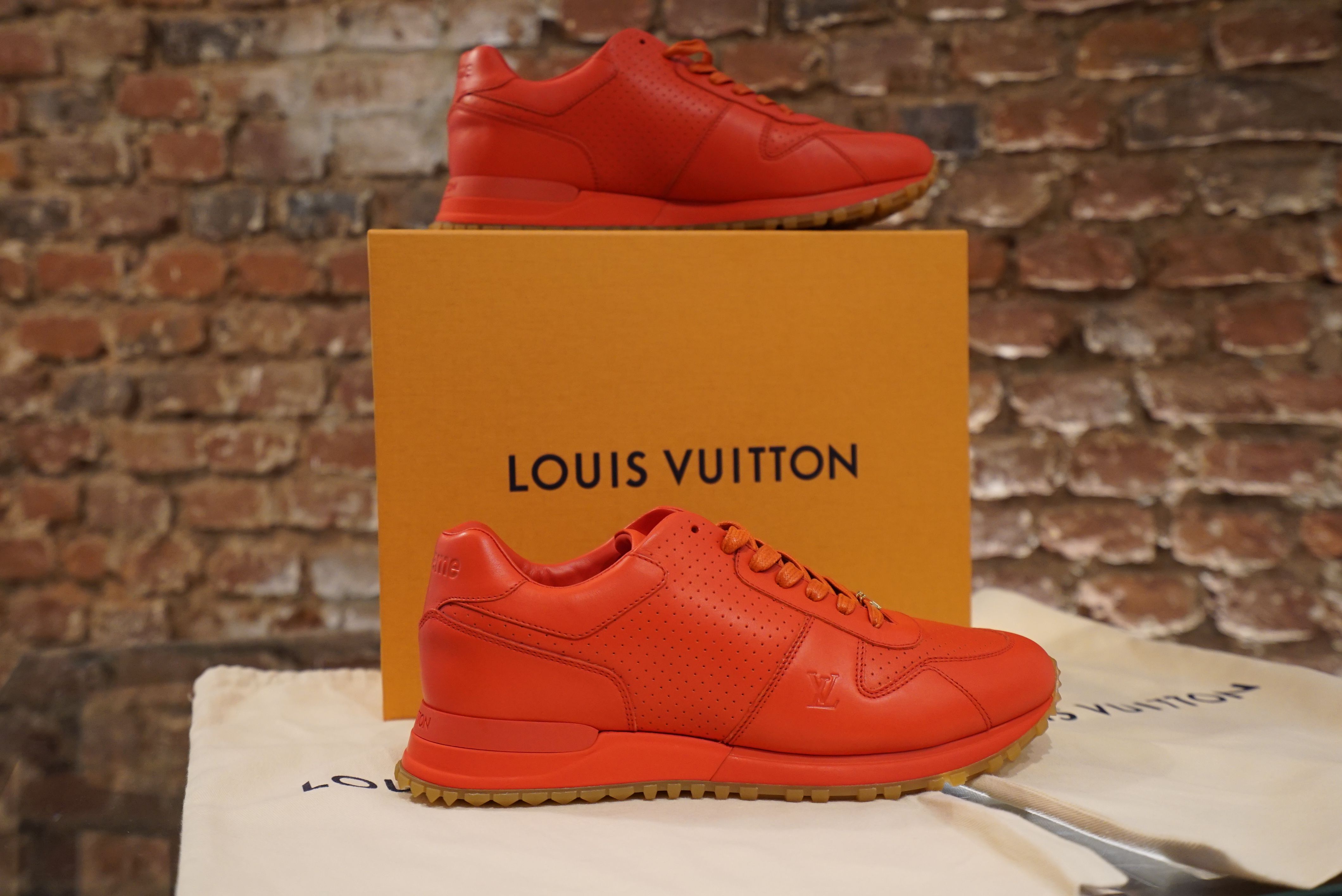Louis Vuitton X Supreme red sneaker Louis Vuitton lança sua