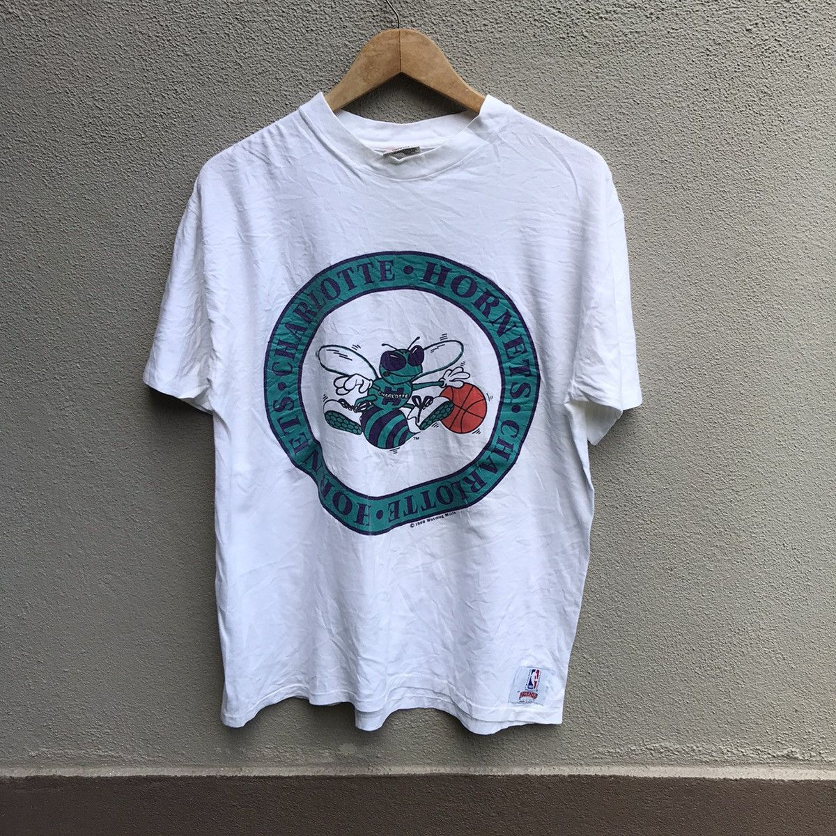 Vintage CHARLOTTE HORNETS nba tee nutmeg