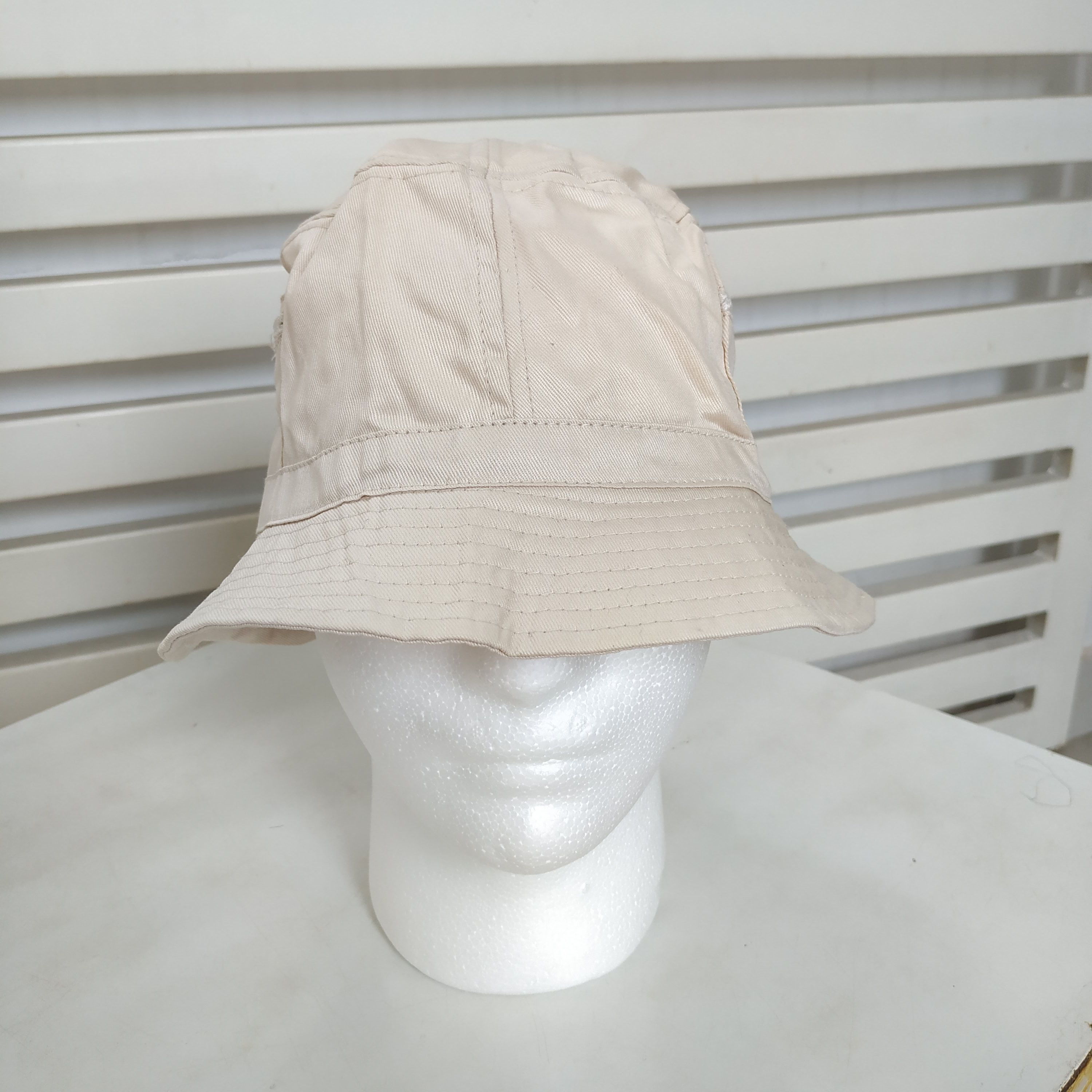 Bucket hat with zipper