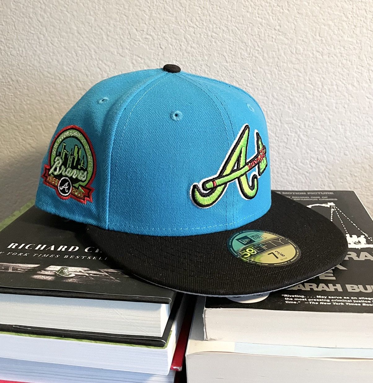 ATLiens @outkast 🛸 AUX Pack from @hatclub Atlanta Braves ATLiens 👽  Available in a size 7 1/4 for $65 (Pin Included!) 📦💨 Link in Bio to…