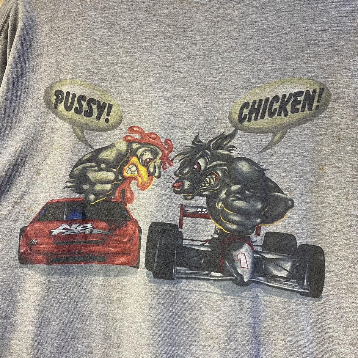 No Fear × Vintage Vintage 1993 No Fear Pussy Vs Chicken Racing T Shirt XLarge Size US XL / EU 56 / 4 - 4 Thumbnail