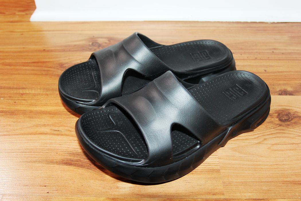 Givenchy BNWT AW21 GIVENCHY MASHMALLOW SANDALS BLACK 44 | Grailed