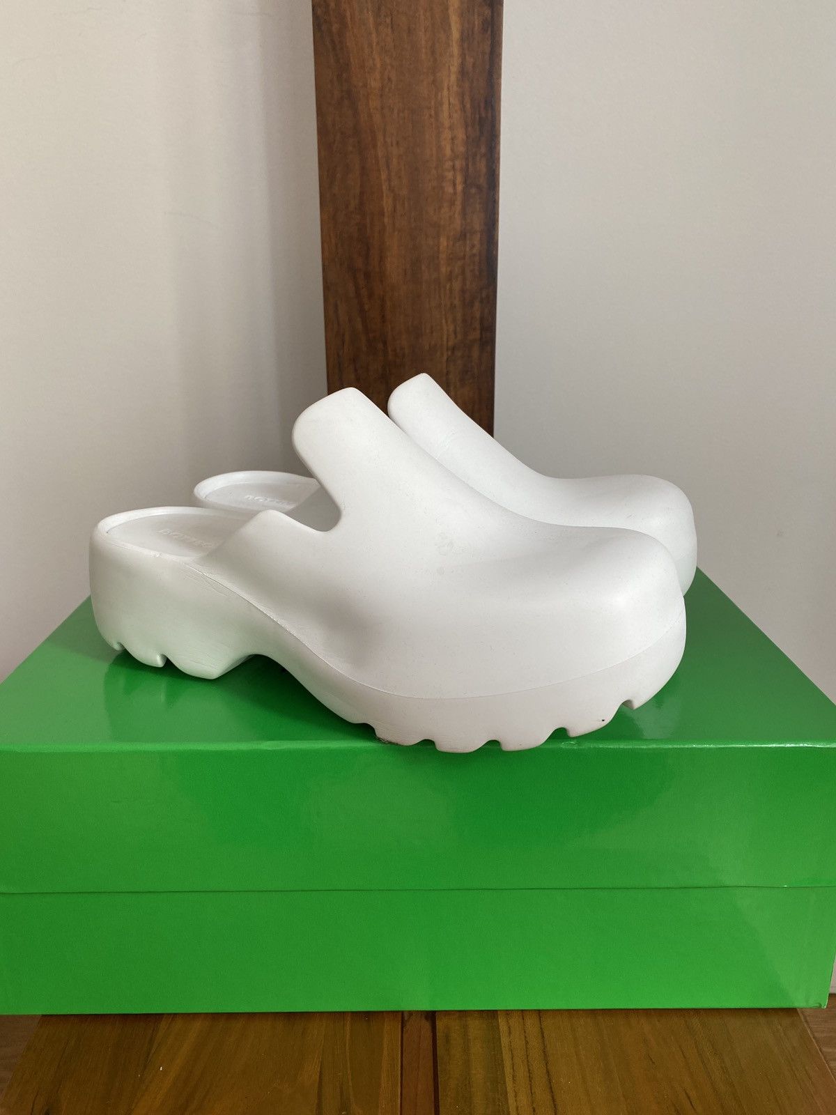 Bottega Veneta Rubber Flash Clog Chalk ★ 関税/送料込 Bottega Veneta: Off-White Rubber Flash Clogs | SSENSE