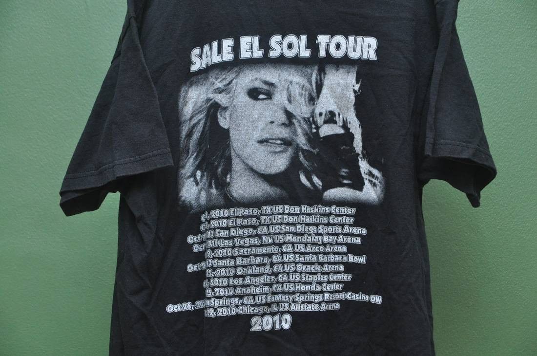 Band Tees Vintage Shakira Sale El Sol Tour 2010 Shirt Size US L / EU 52-54 / 3 - 4 Thumbnail