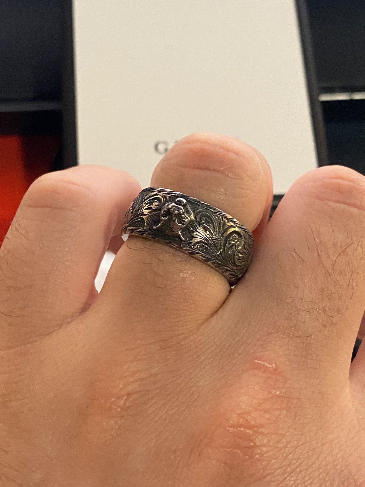 Thin silver ring with feline head store