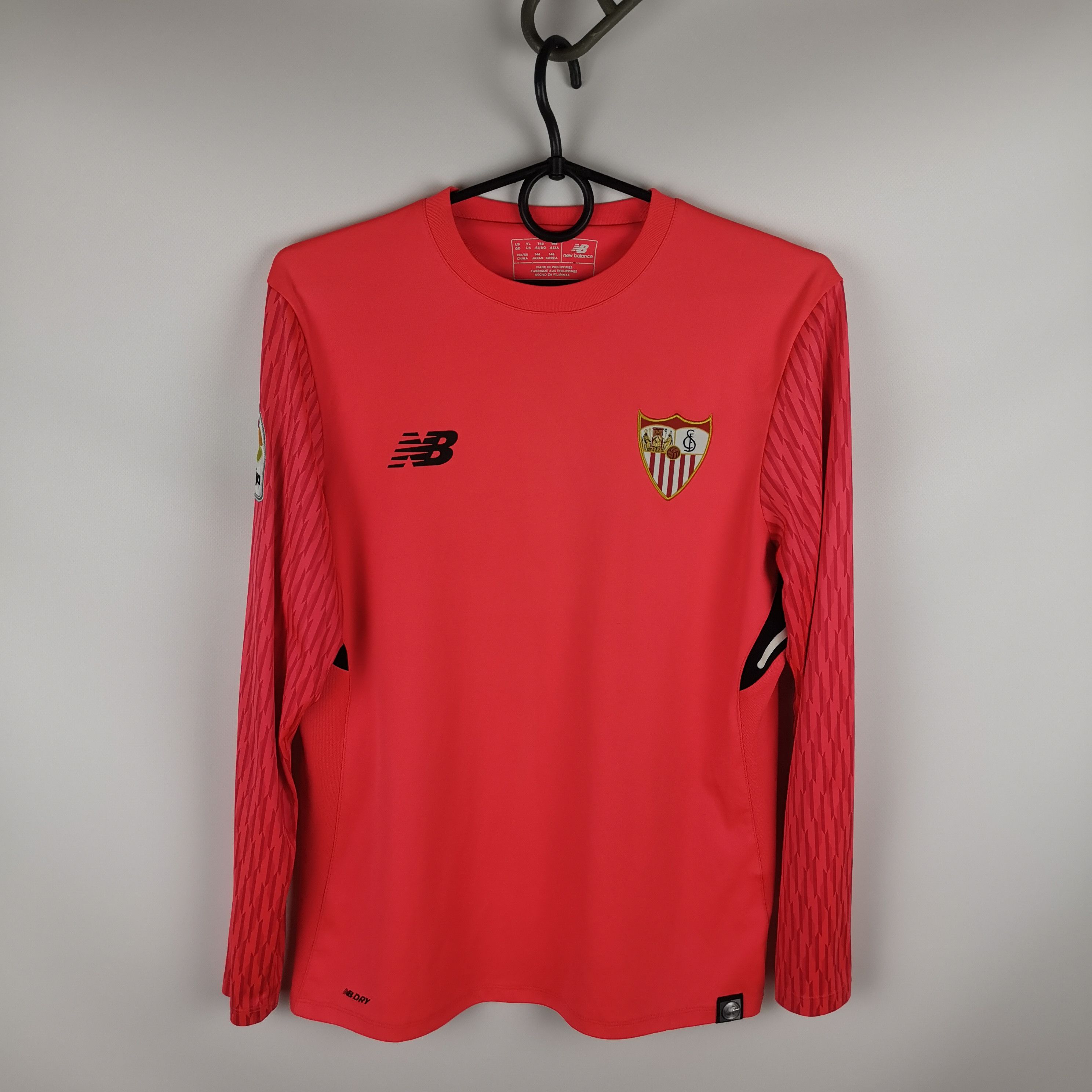 New Balance New Balance Sevilla 2017 2018 goalkeeper youth jersey Size US XS / EU 42 / 0 - 1 Thumbnail