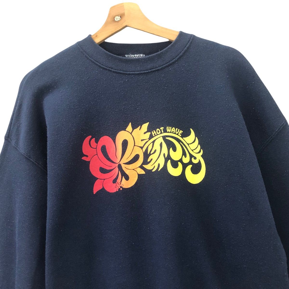 Vintage Vintage Hot Wave Surf Crewneck Sweatshirt Size L Size US L / EU 52-54 / 3 - 4 Thumbnail