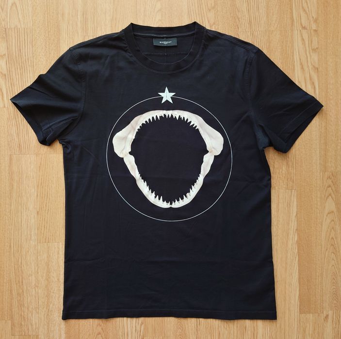 Givenchy shark outlet jaw t shirt