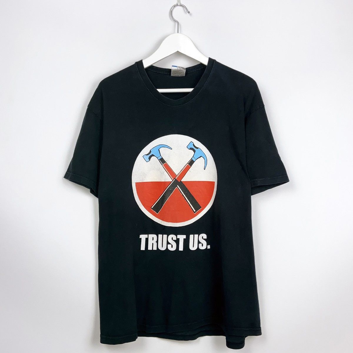 Vintage VTG 00s Pink Floyd Trust Us Faded Roger Waters The Wall tee Size US XL / EU 56 / 4 - 1 Thumbnail